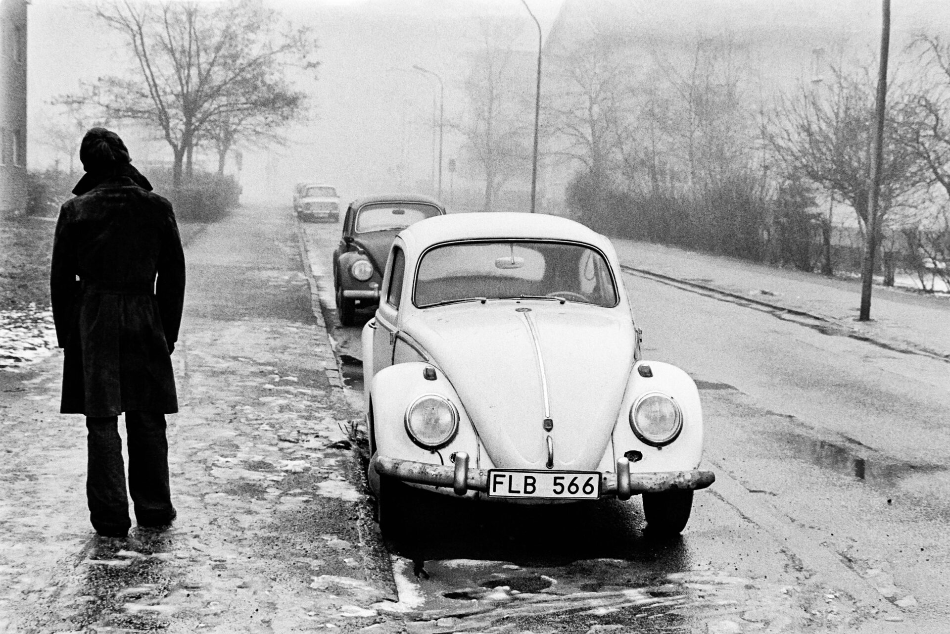 Volkswagen Bubbla på vintrig gata med dimma, svartvitt