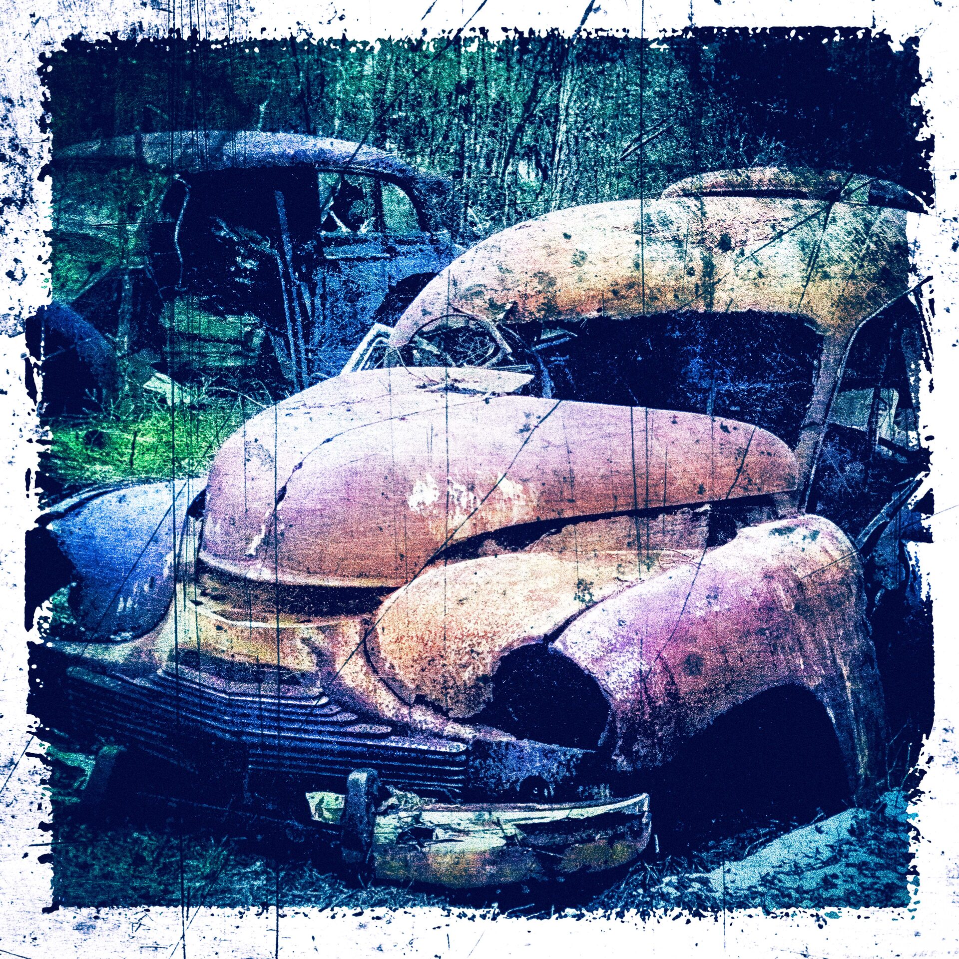 Rostig 1950-talsbil i närbild med textureffekt i blått och guld