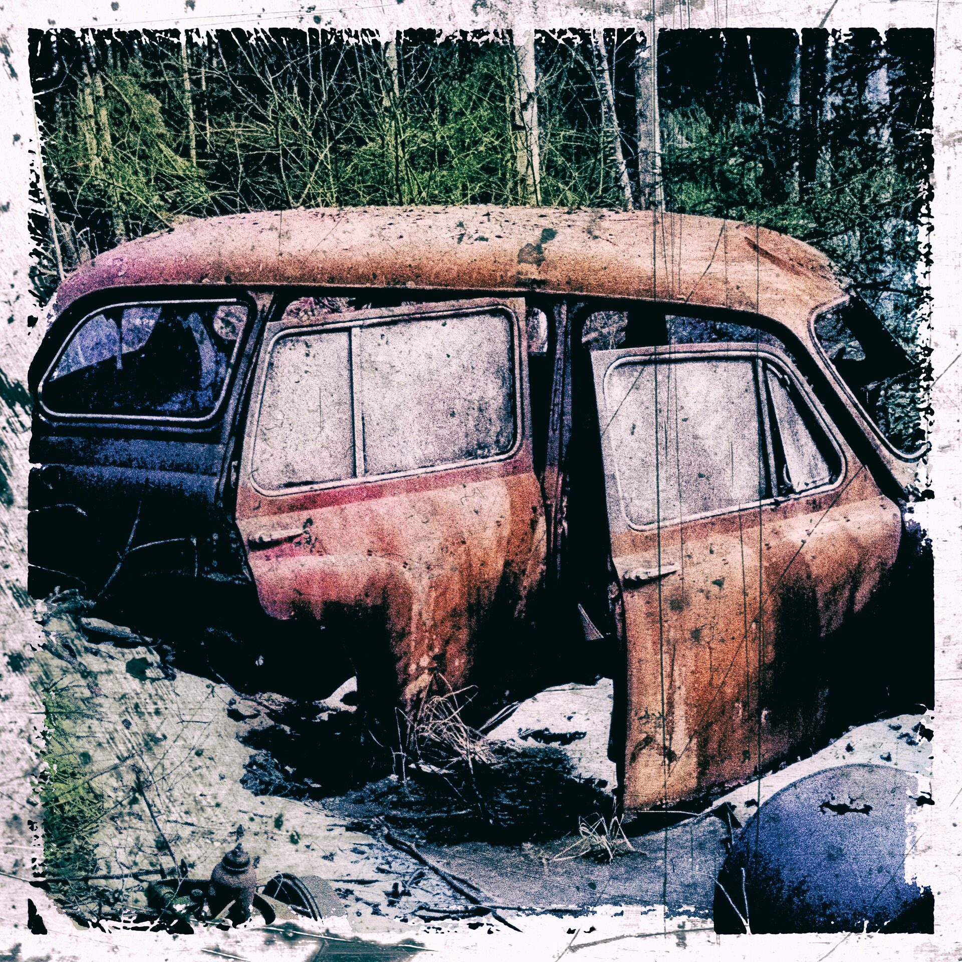 Övergiven rostig bil bakifrån i skogen med textureffekt
