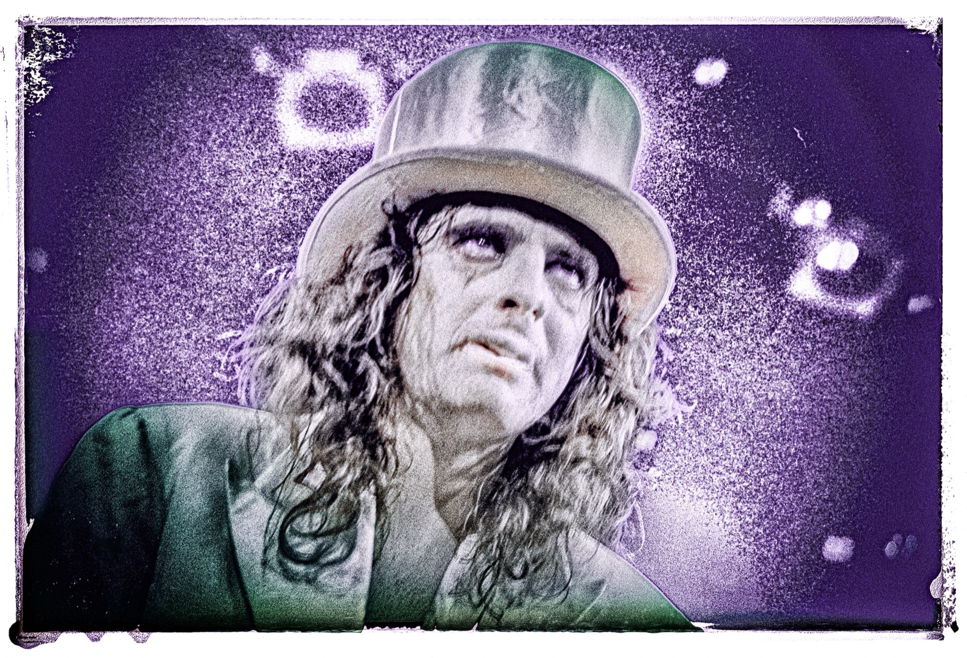 Konsertfotografi av artist på scen med dramatiskt ljus