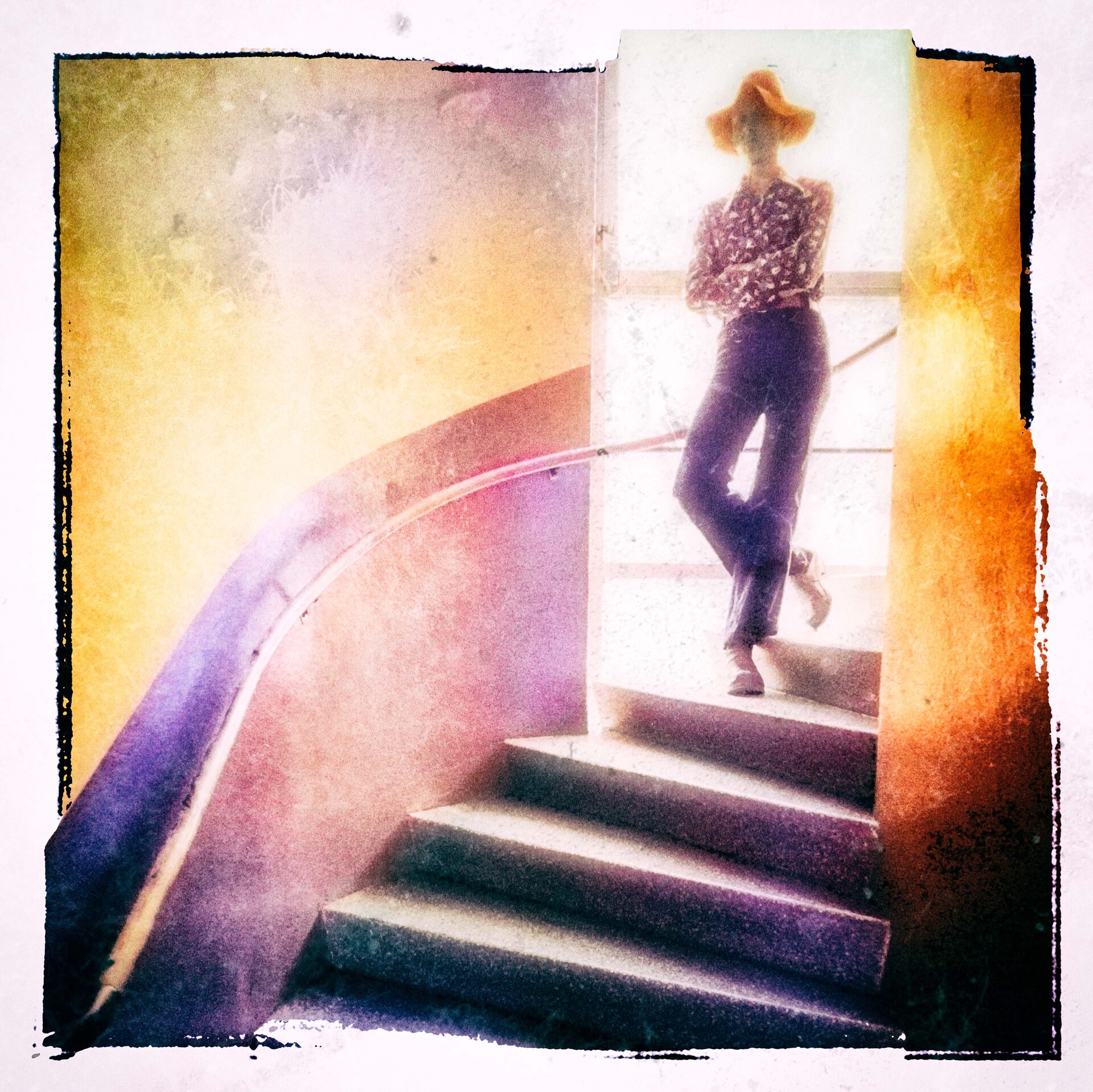 Kvinna i hatt på spiraltrappa i varmt ljus med textureffekt