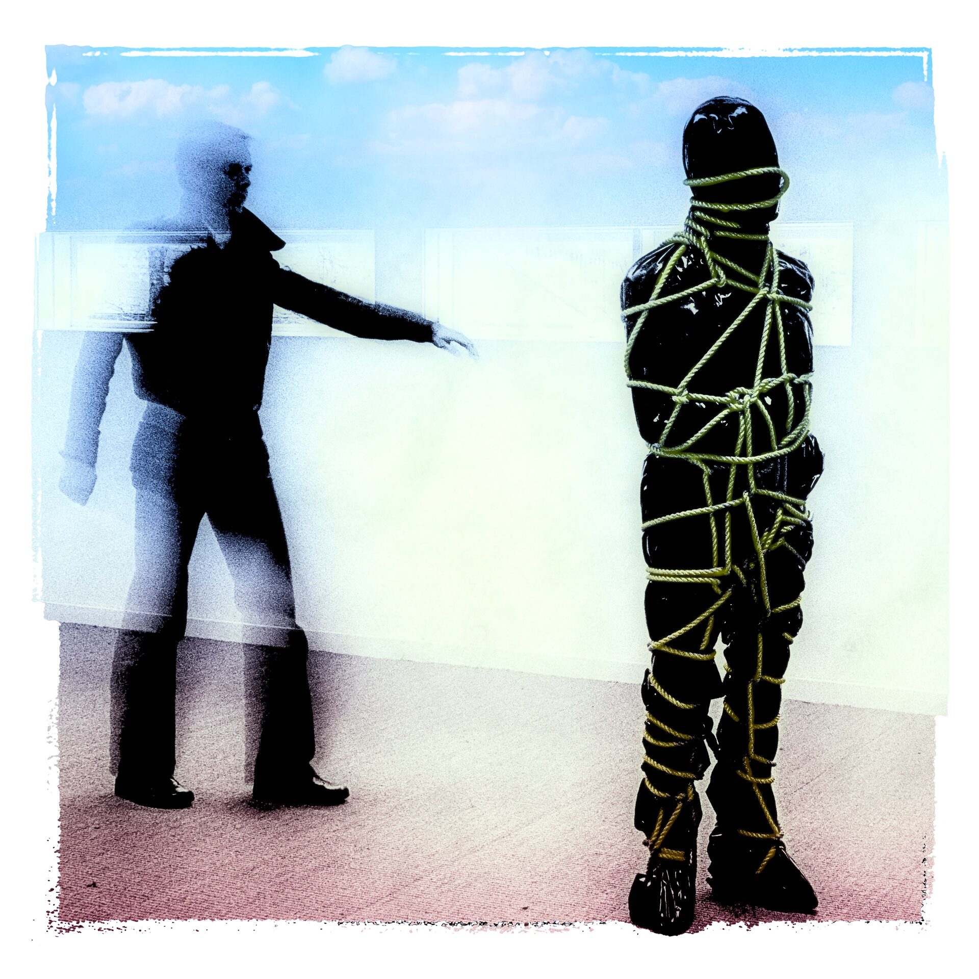 Surrealistisk dubbelexponering med repbunden skulptur och skuggfigur