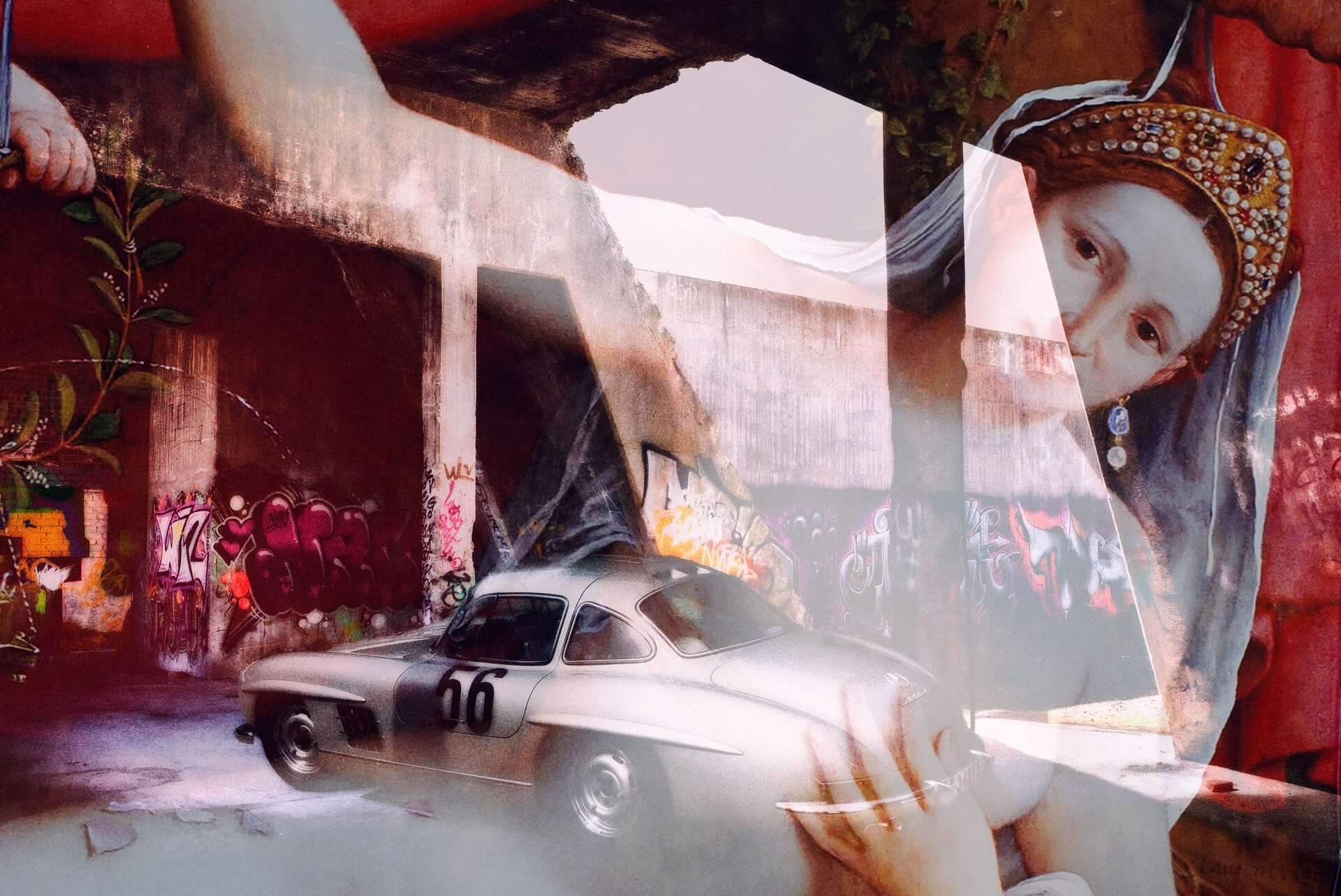 Fotomontage med klassisk bil, graffiti, renässansporträtt och betongrum