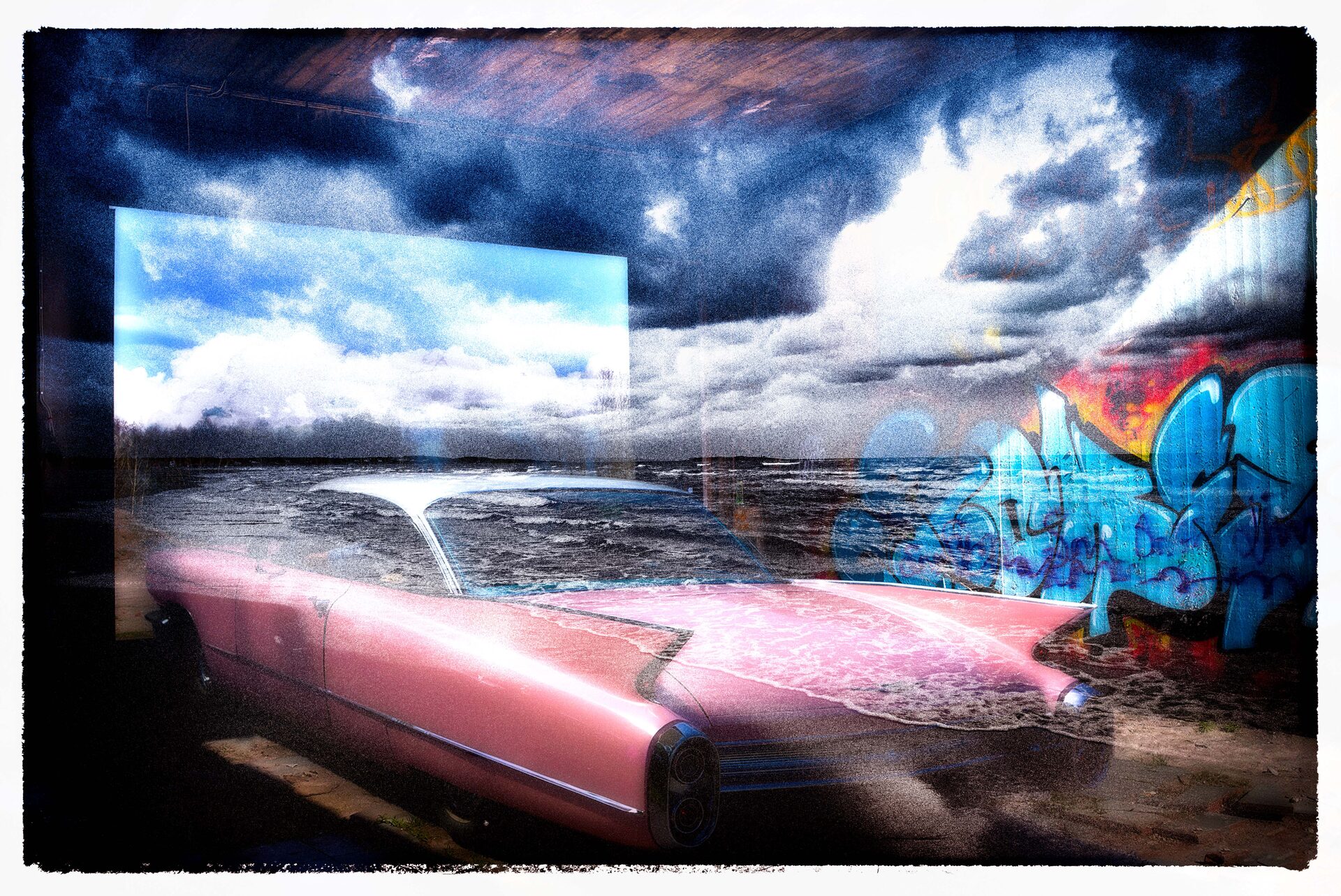 Rosa Cadillac framför stormig havsutsikt med graffiti, fotomontage
