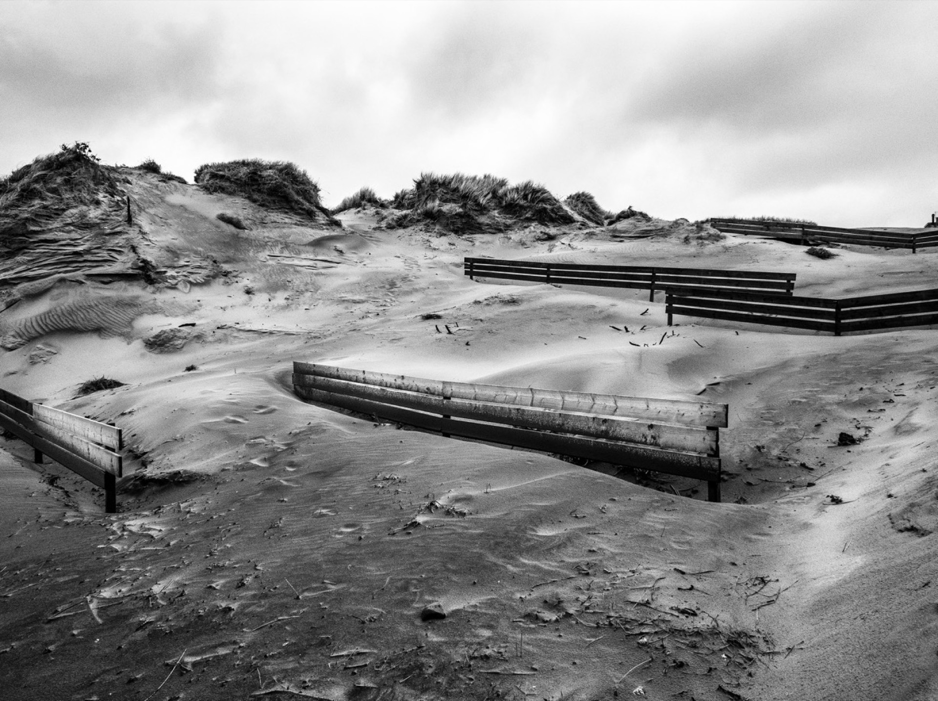 Staket begravda i sand