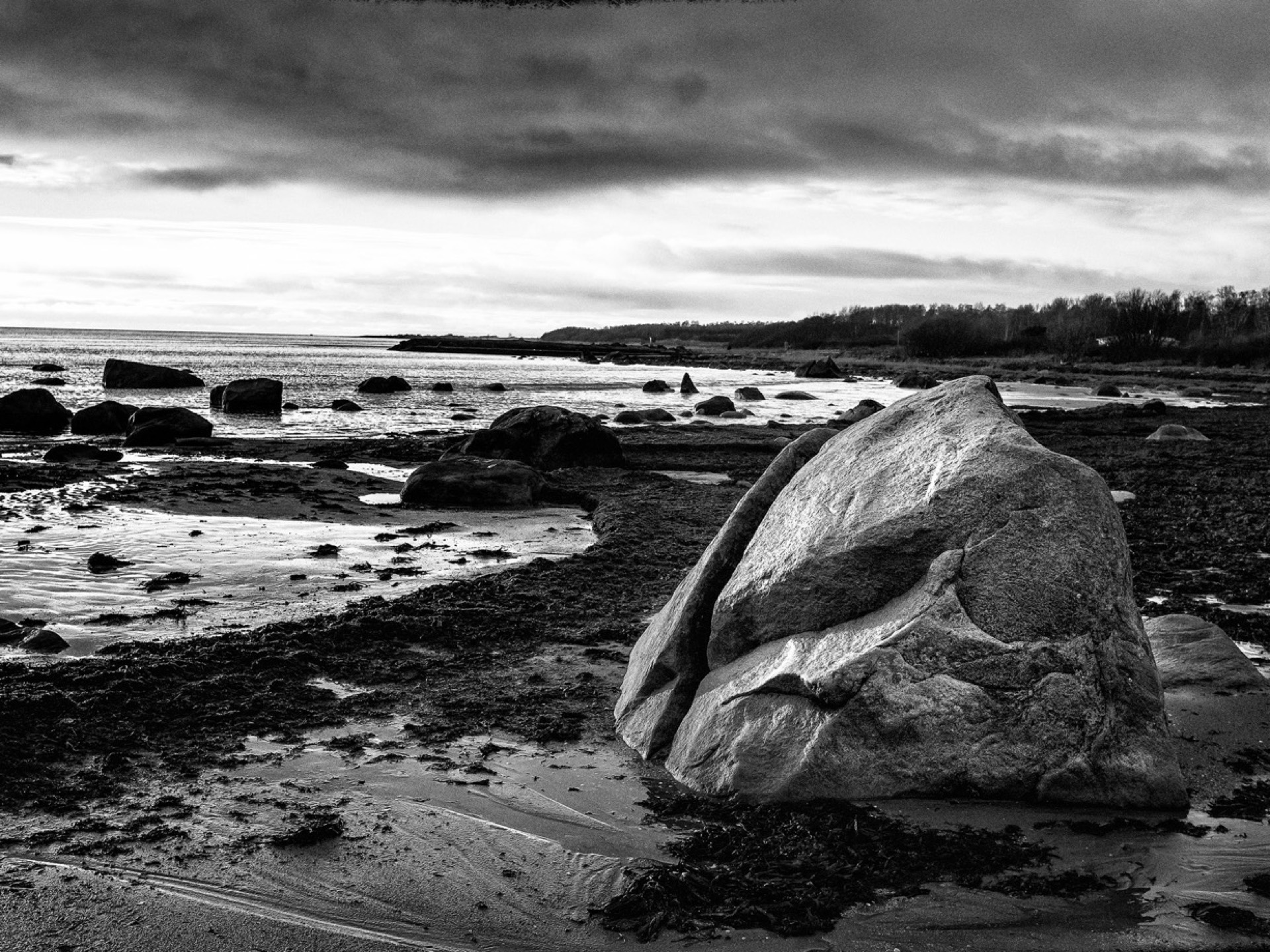 Stor sten på klippstrand