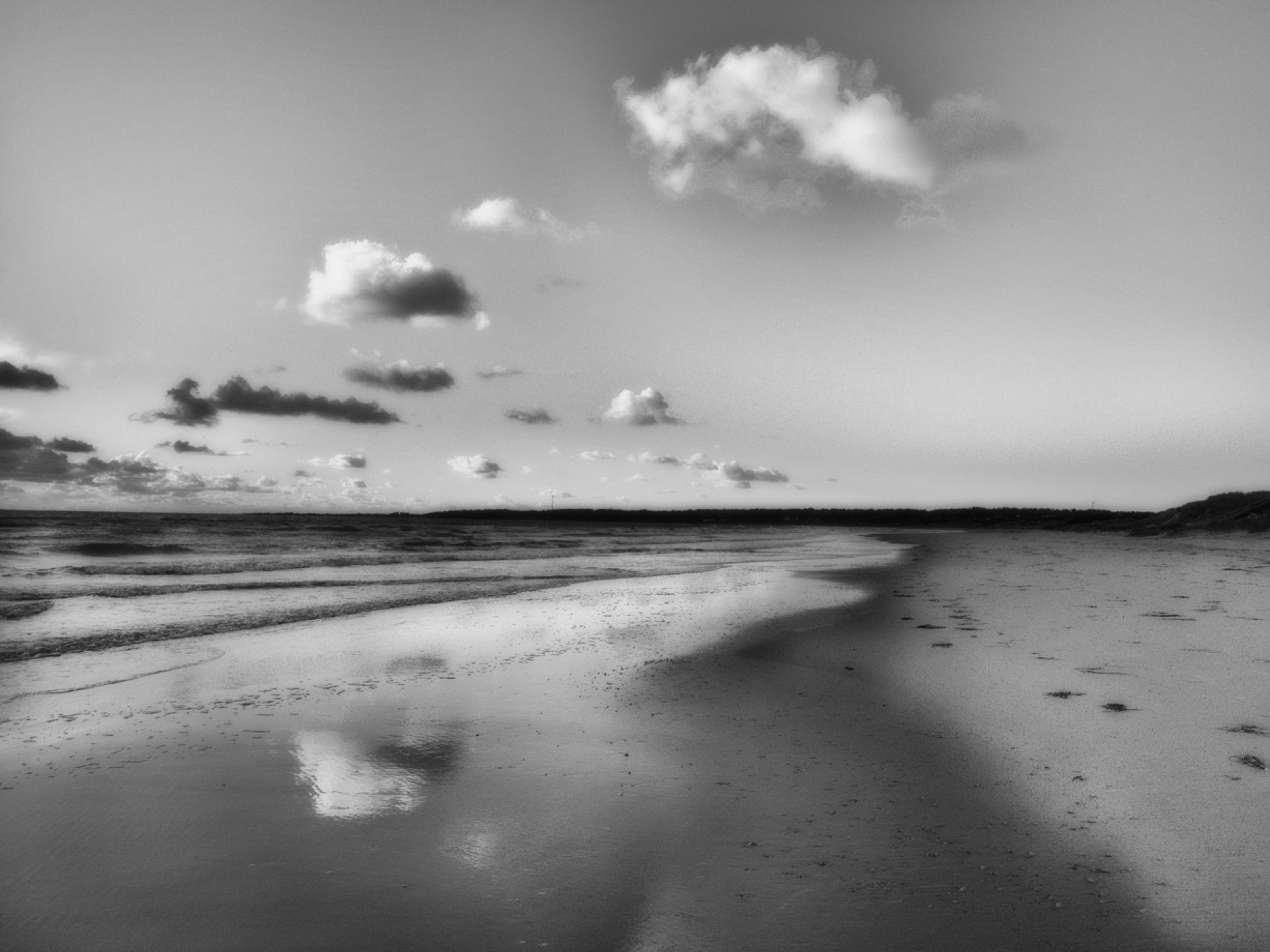 Vid strand med moln och reflektioner