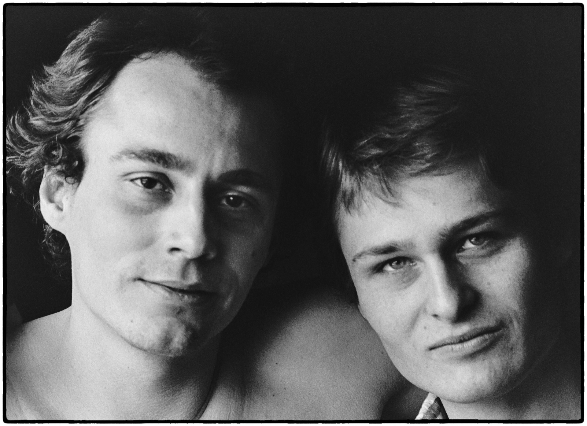 Närporträtt av två unga män sida vid sida, svartvitt