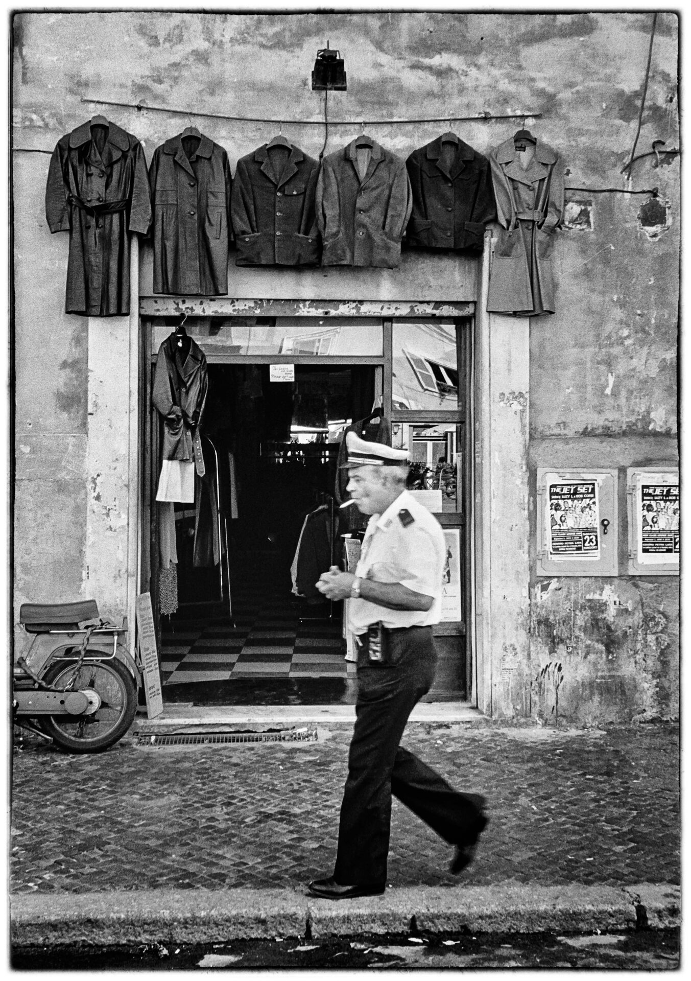 Polis passerar läderjacksbutik med schackrutigt golv