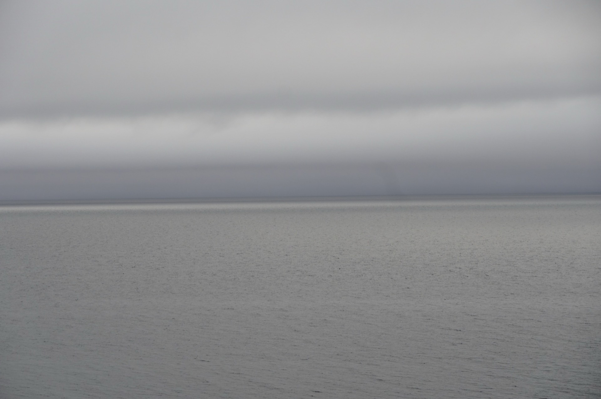 Minimalistisk havsbild med dimmig horisont