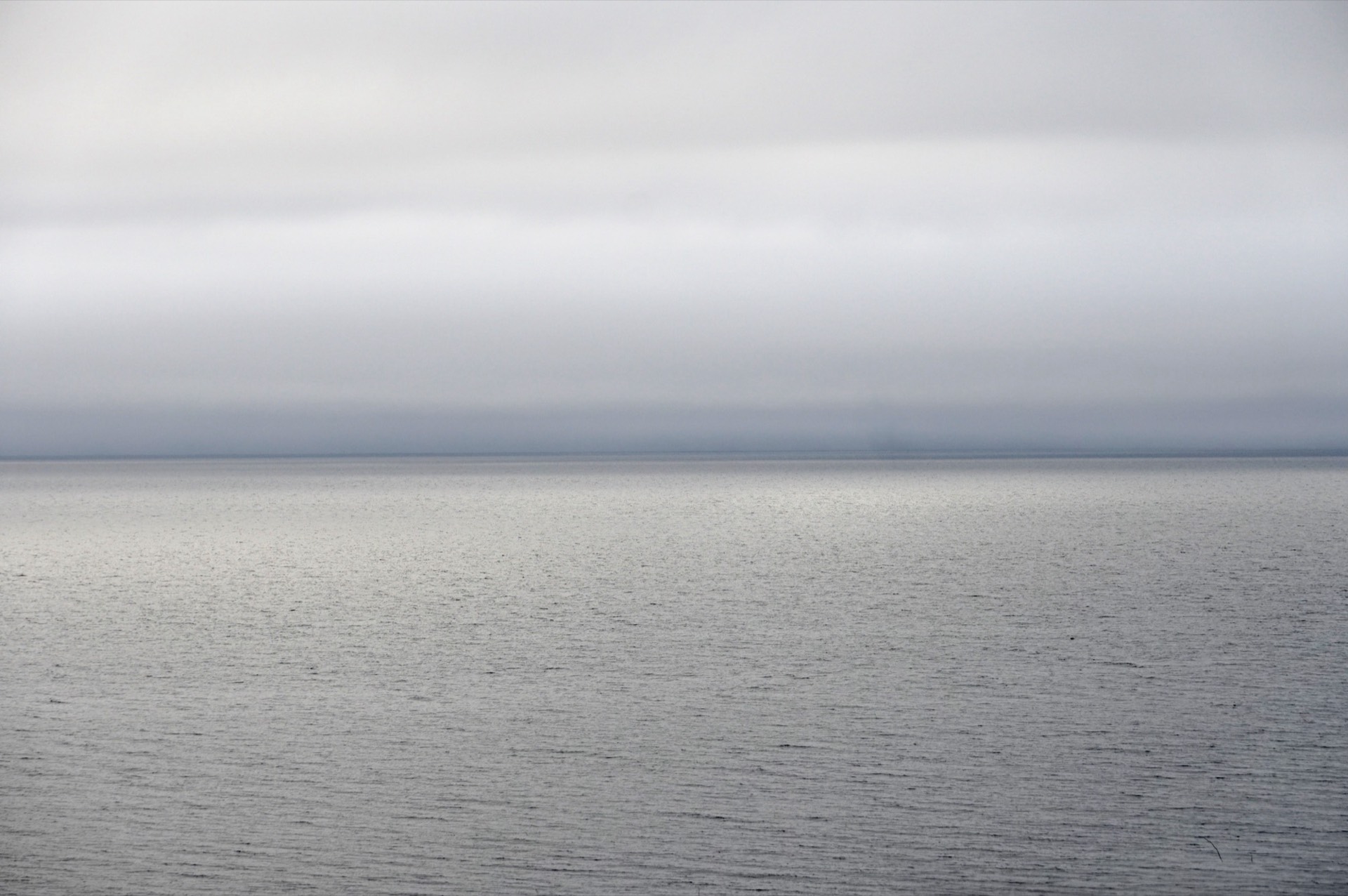 Lugnt hav möter himlen i mjuka toner