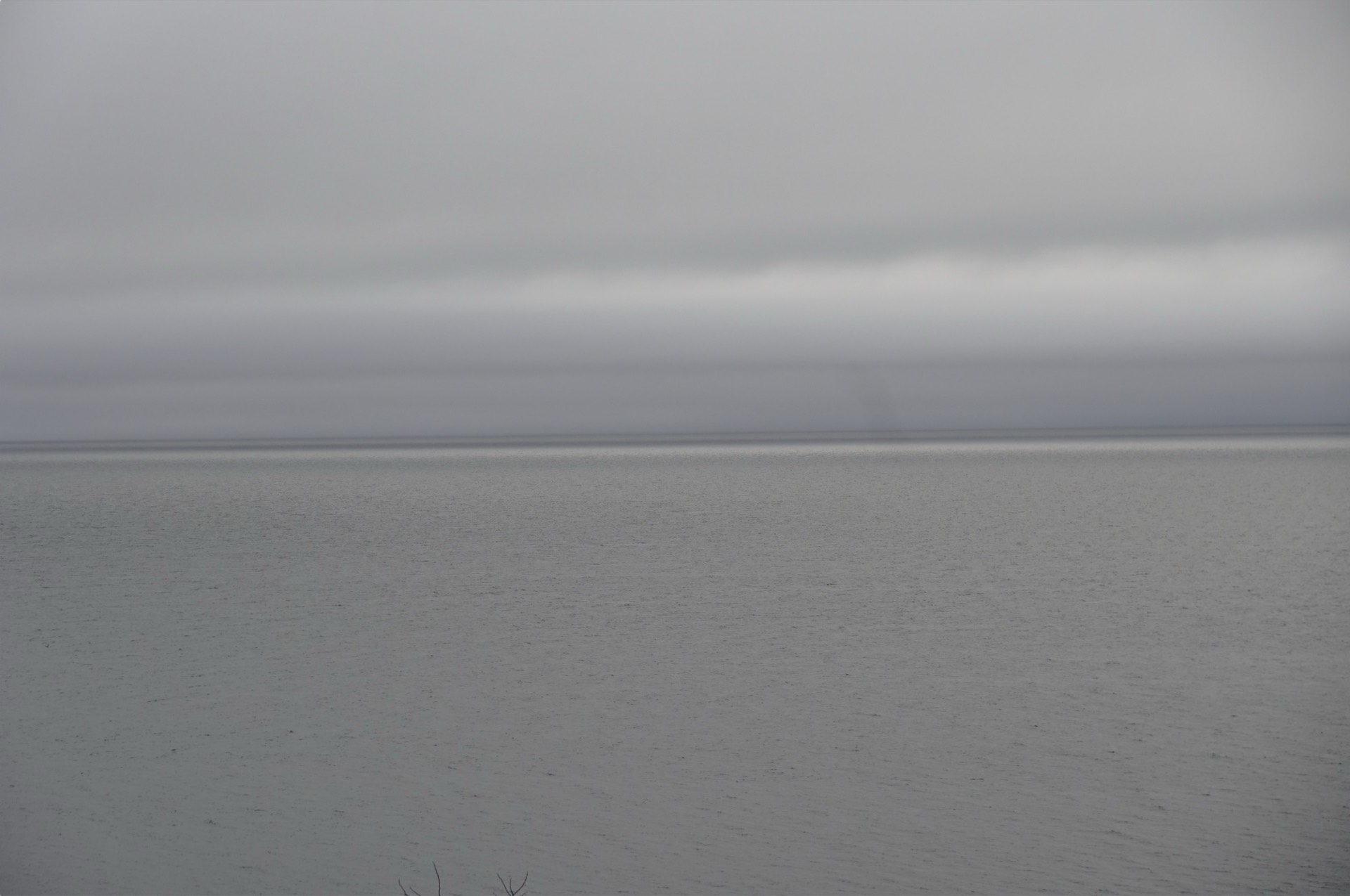 Meditativ havsvy med subtila vågor