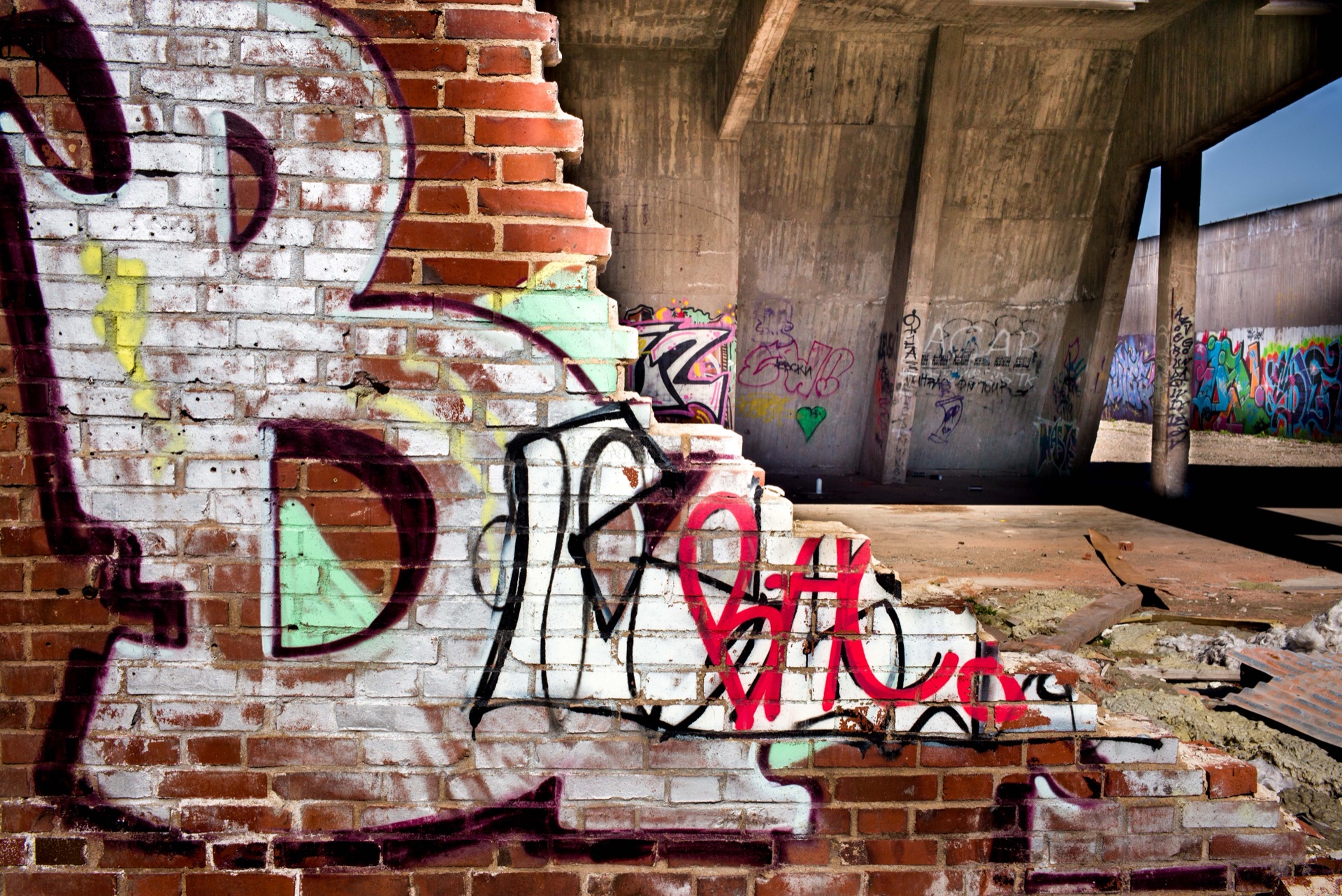 Graffiti på tegelvägg i övergivet industriutrymme