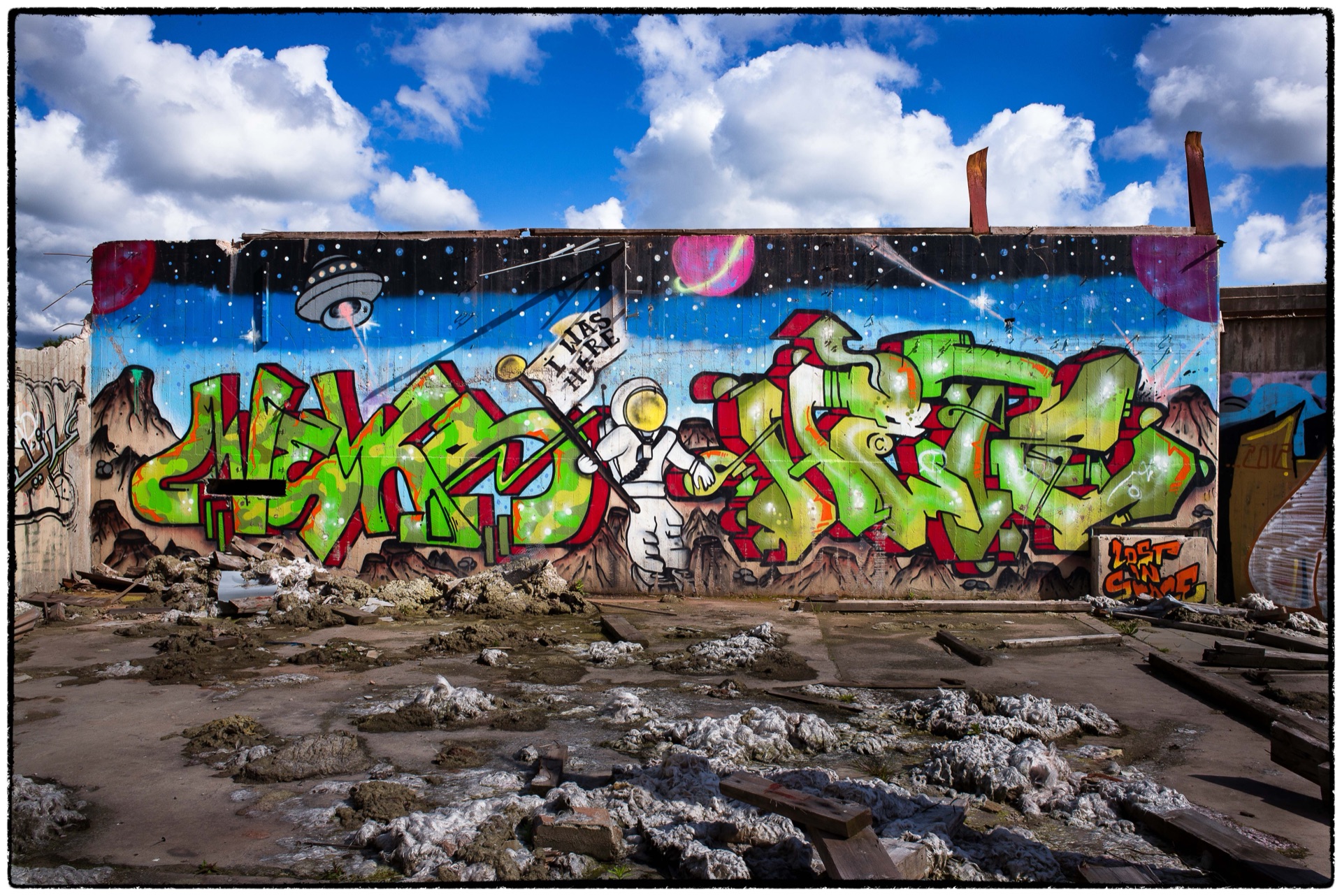 Rymdtema-graffiti med astronaut på vägg i övergiven fabrik